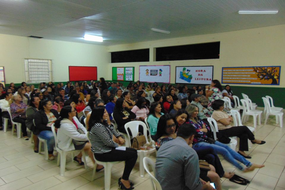 Secretaria Municipal de Educação, promove capacitação para auxiliares de serviços  básicos e auxiliares de Creches.