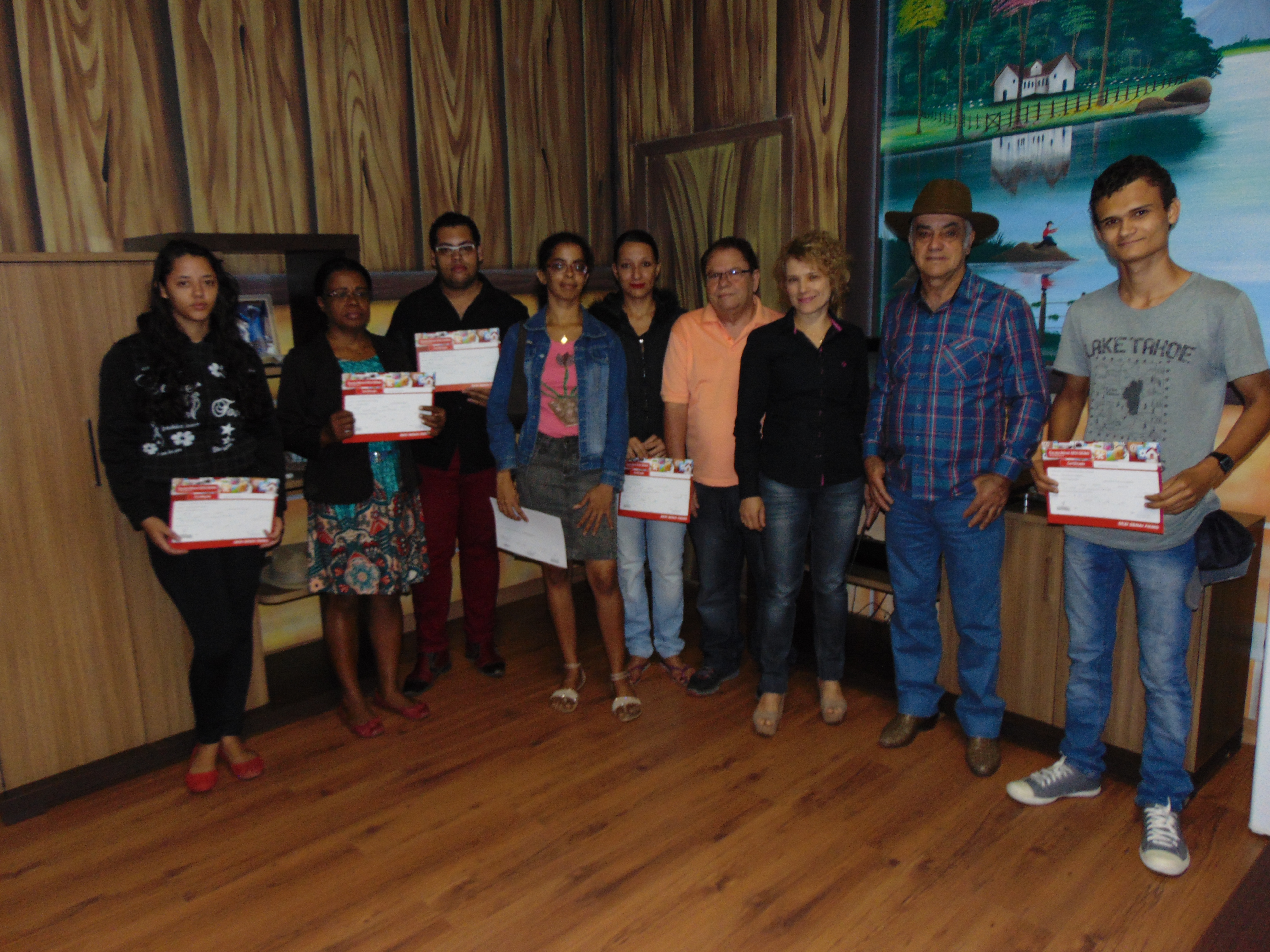 Prefeitura faz entrega certificados a alunos dos cursos de artesanato.