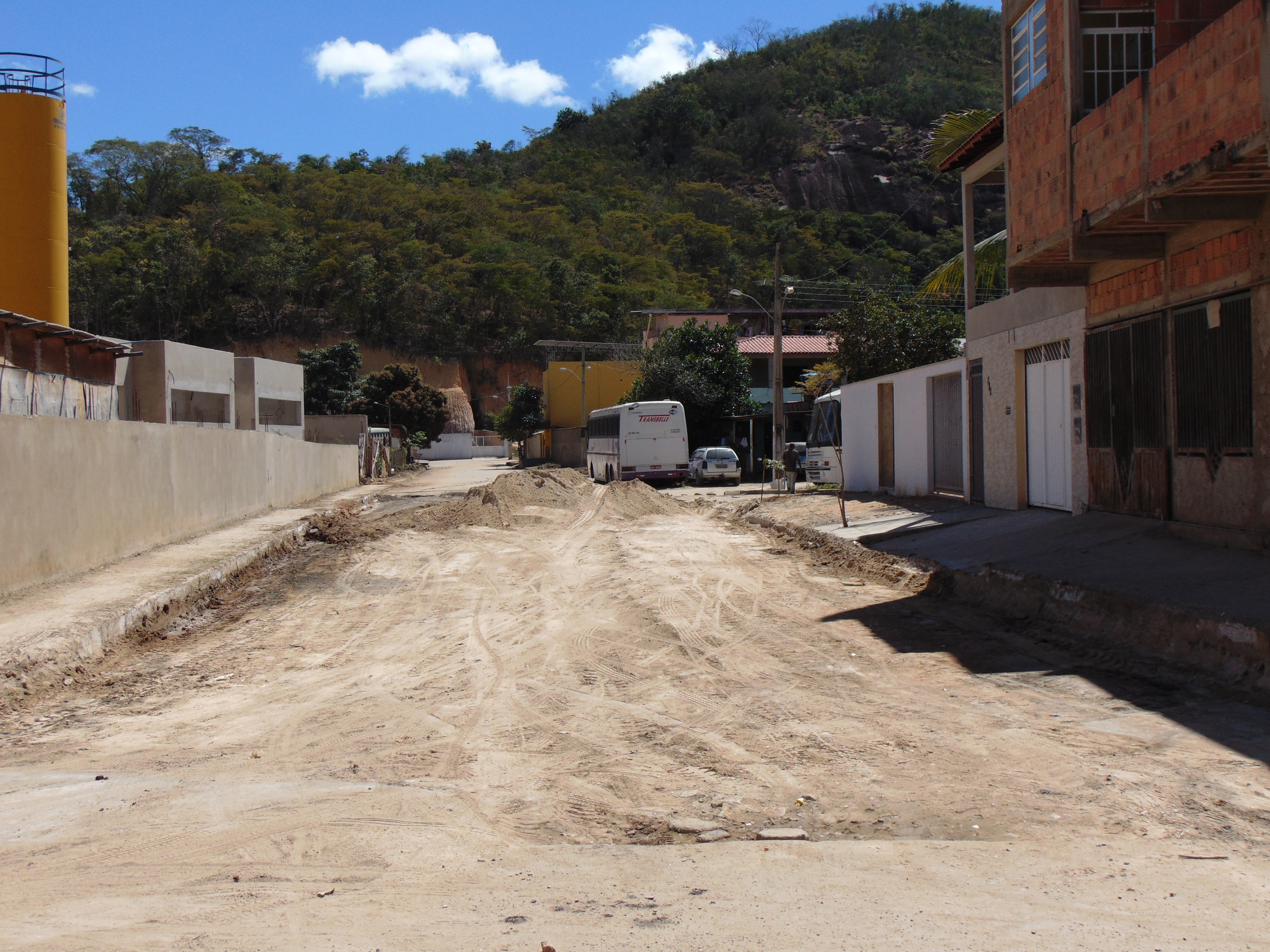 Obras: Com recursos próprios, Prefeitura Municipal de Mantena continua recuperando Ruas e Avenidas.