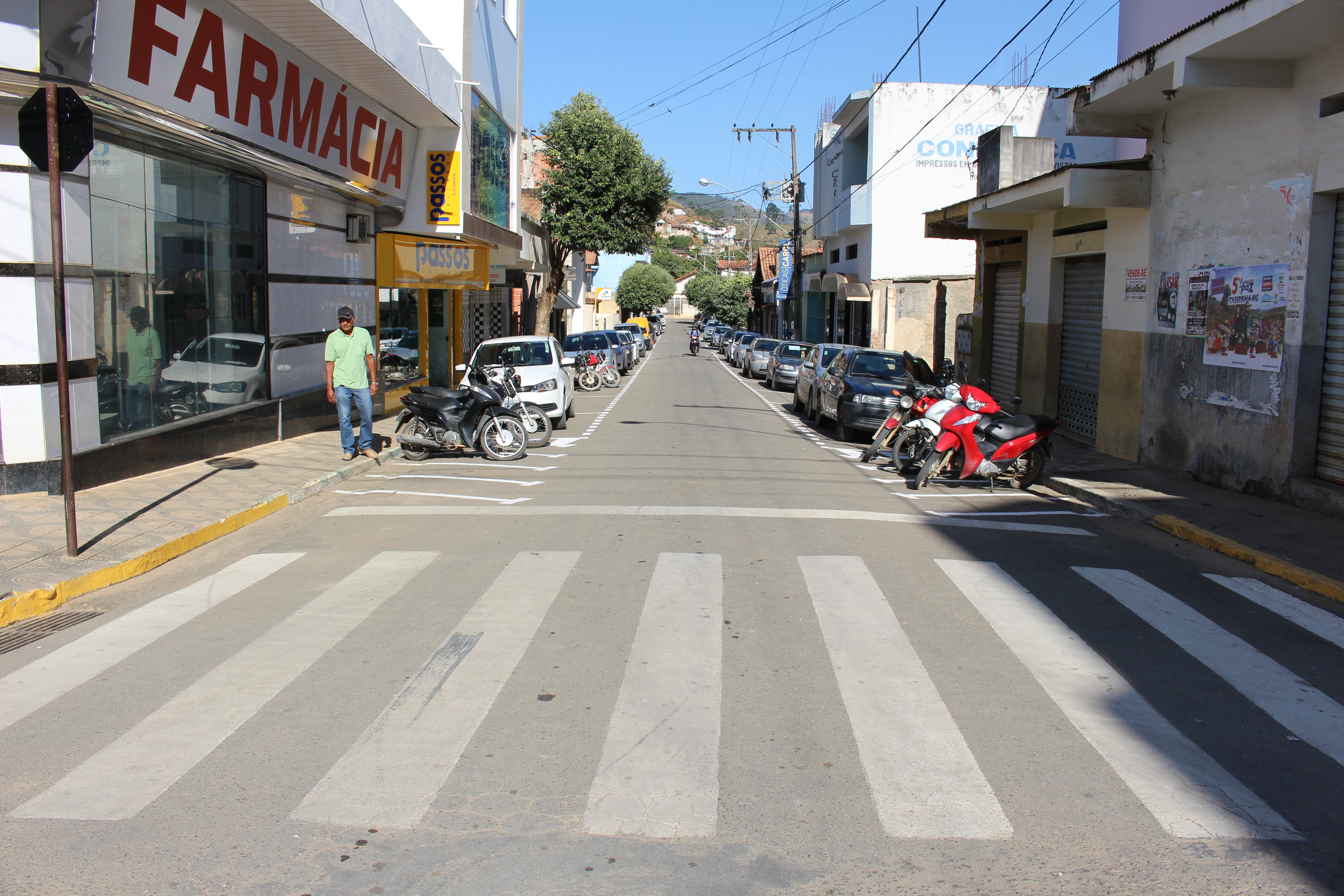 Trânsito! Estacionamentos exclusivos para motos e carros, estão sendo demarcados em várias vias da cidade.