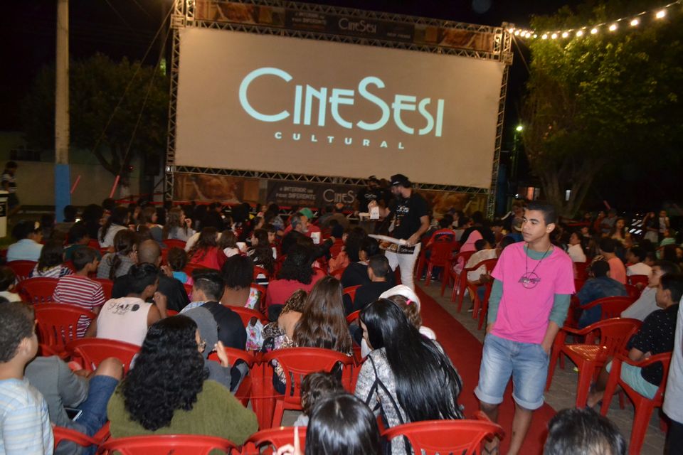 Praça Santos Dumont do bairro Vila Nova, vira cinema gigante ao ar livre.