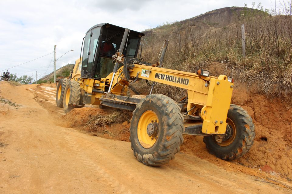 Atendendo pedido de moradores, Prefeitura realiza patrolamento no Loteamento Queiroz.