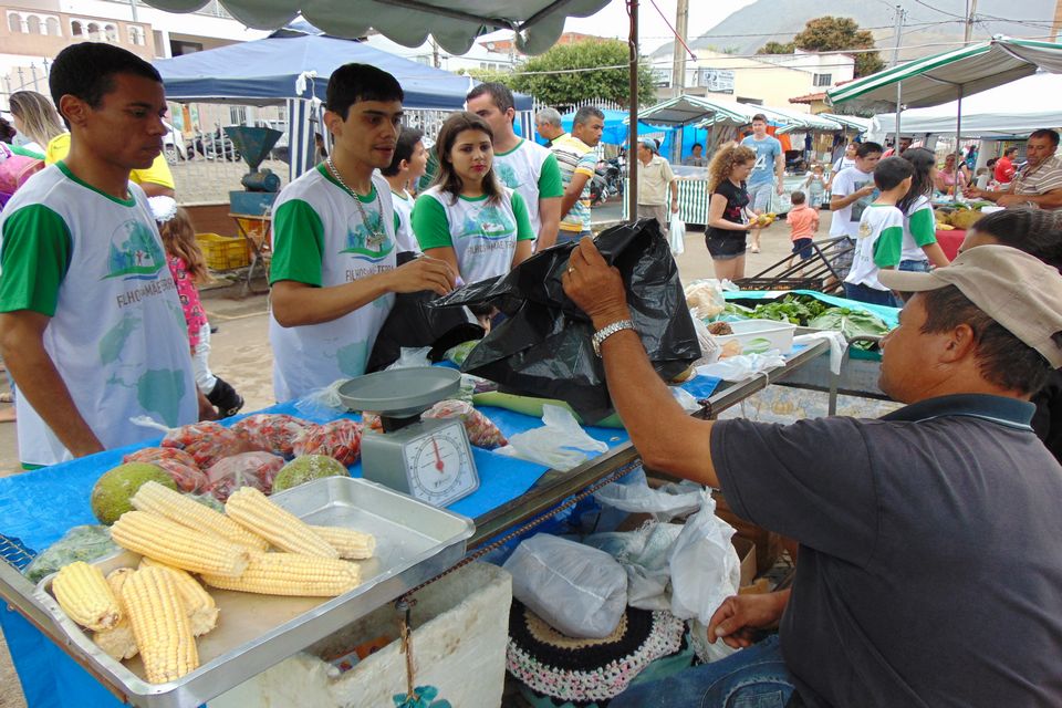 Dia Mundial da Mãe Terra foi comemorada pela Secretaria de Meio Ambiente com atividades educativas na Feira Livre de Mantena.