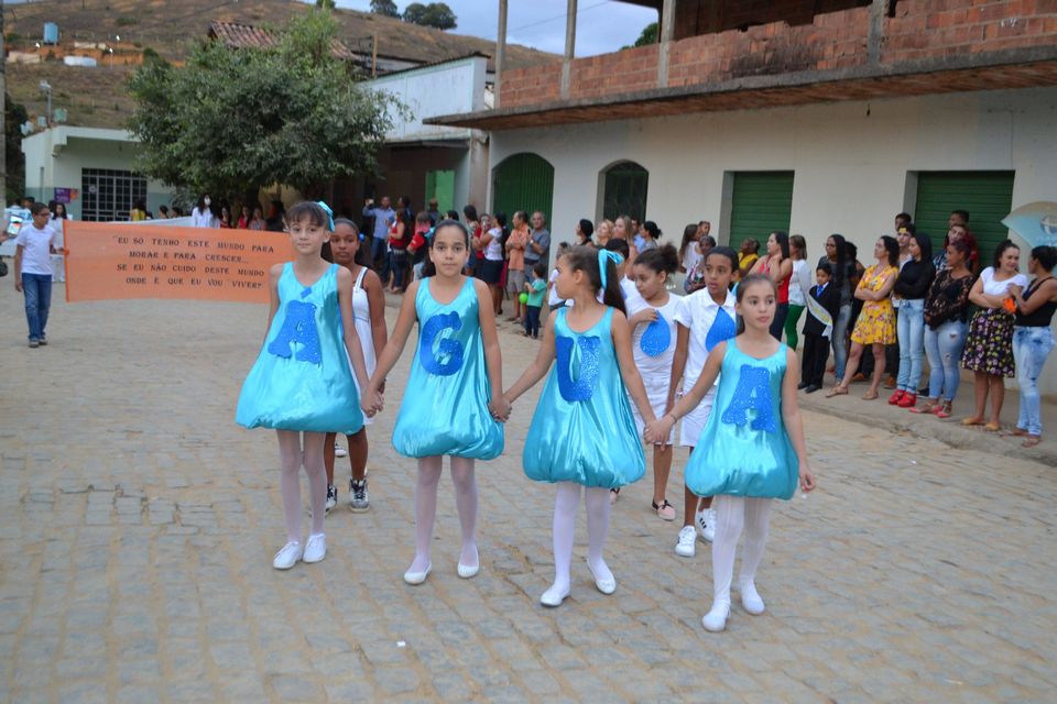 Escolas desfilam com organização e beleza no Distrito de Ariranha.