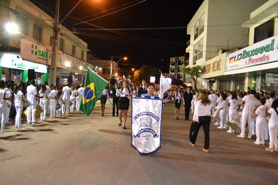 Semana iniciou com um belo desfile Cívico, apresentados pelas Escolas do município.