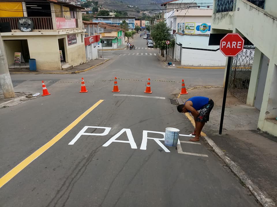 Trânsito seguro:  Departamento de Trânsito, prossegue trabalho de sinalização nas principais vias de Mantena. 