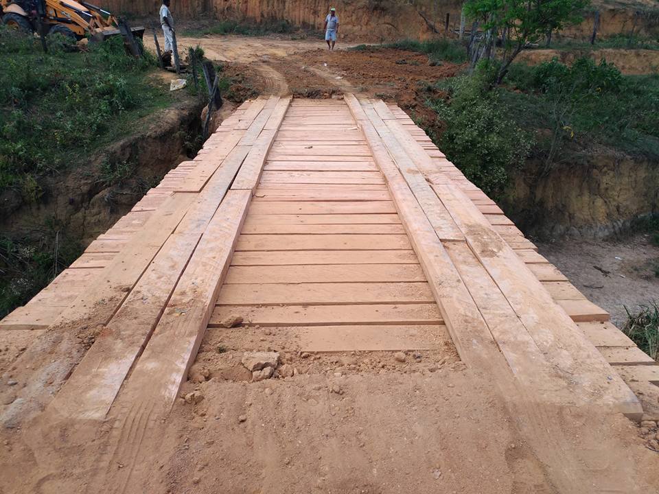 Prefeitura constrói nova ponte de madeira no povoado do Bananal.