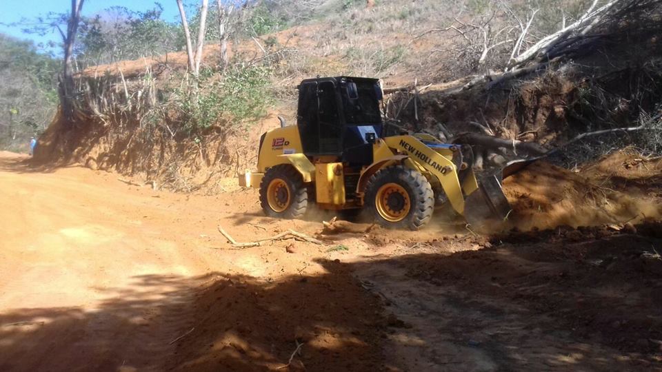 Prefeitura de Mantena em parceria com a Prefeitura de Nova Belém recupera estradas do interior do município.
