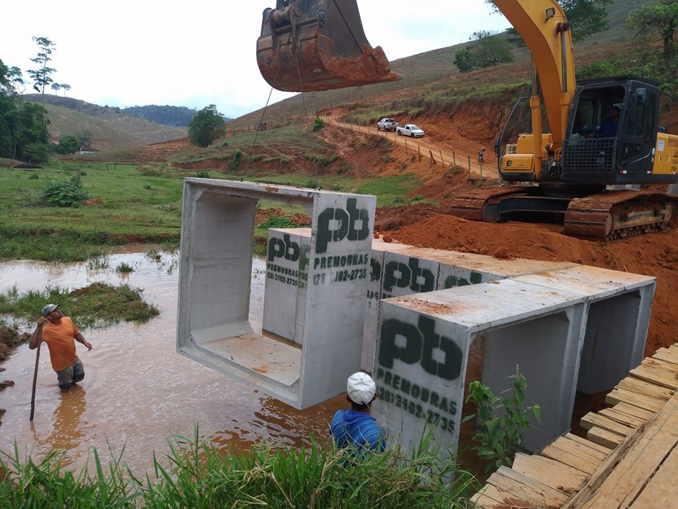 Parceria entre Prefeitura Municipal de Mantena e empresas do ramo de granito beneficia moradores do Córrego Boa Sorte.