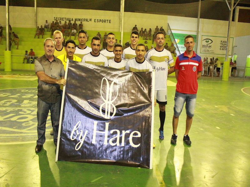 By Hare goleia o Supermercado Almeida na abertura do Campeonato de Futsal do Comércio Mantena 2017.