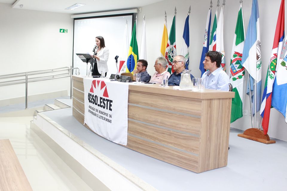 PREFEITOS SE REÚNE COM EMPRESÁRIOS PARA BUSCAR IMPLANTAÇÃO DE AEROPORTO REGIONAL EM MANTENA.