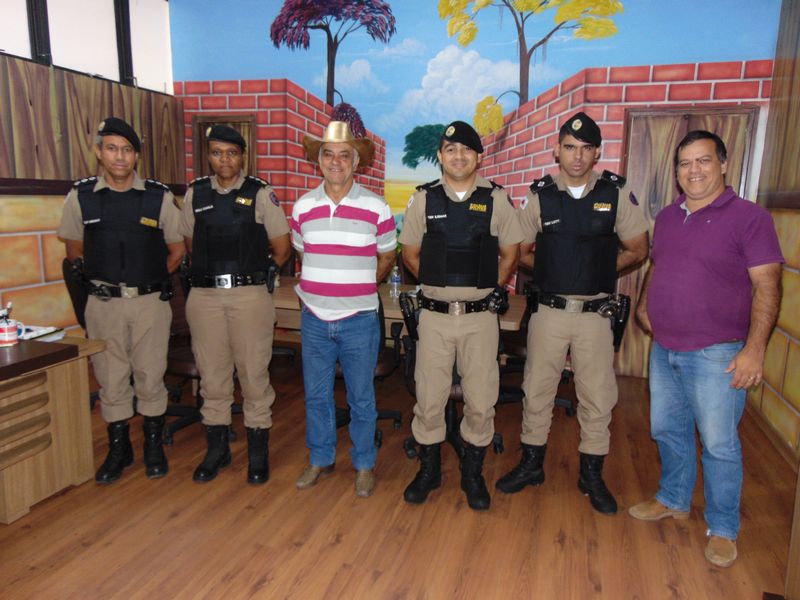 Prefeito Municipal e vice-prefeito recebe novo comando da PM de Mantena