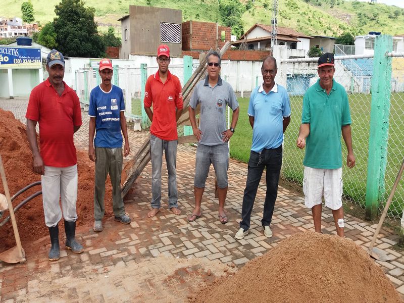 Esporte: Estádio Municipal Rafael de Carvalho recebe limpeza, pintura e adubamento do gramado