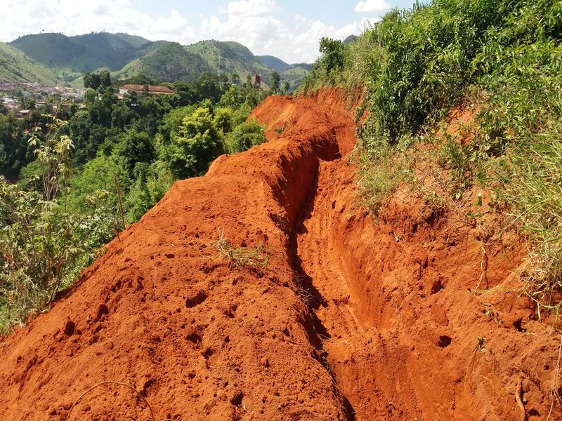 Prefeitura de Mantena está realizando obras de contenção de encostas e trabalhos de prevenção no Bairro Pires de Albuquerque