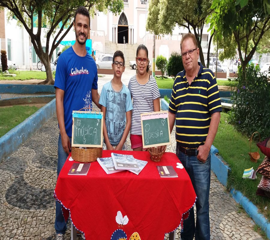 Alunos do Projeto CultuArte apresentaram Poesia e Música na Praça da Matriz em Mantena