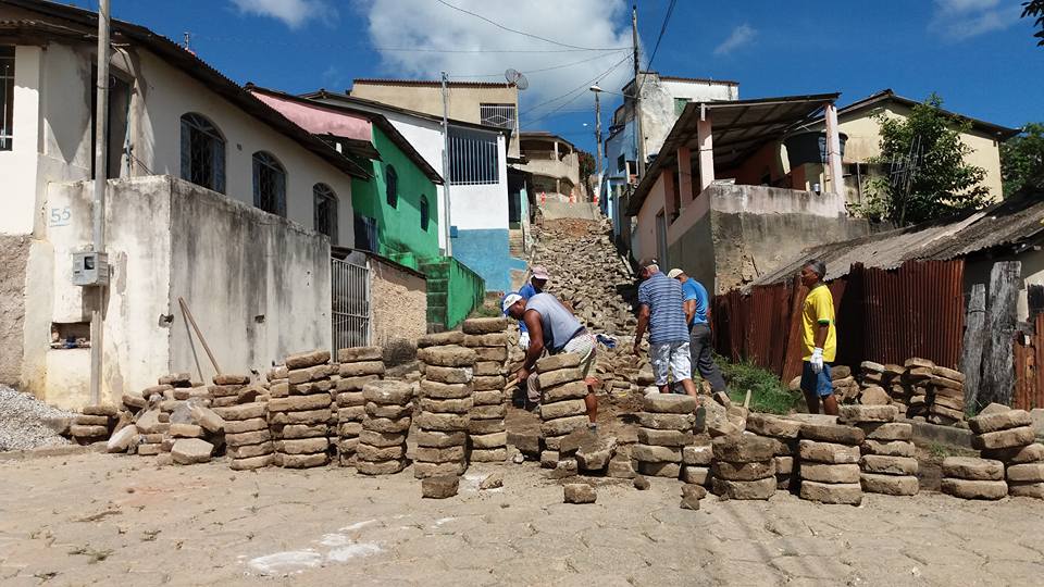 Prefeitura realiza reparos no calçamento da rua F no bairro Operários em Mantena