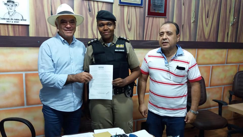 Major Carla entrega ofício ao Prefeito Municipal solicitando junto ao Governador melhorias para a Polícia Militar de Mantena