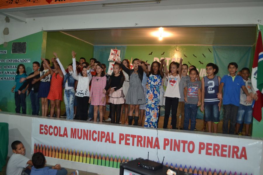 Escola M. Petrina Pinto Pereira realiza apresentações para homenagear datas comemorativas