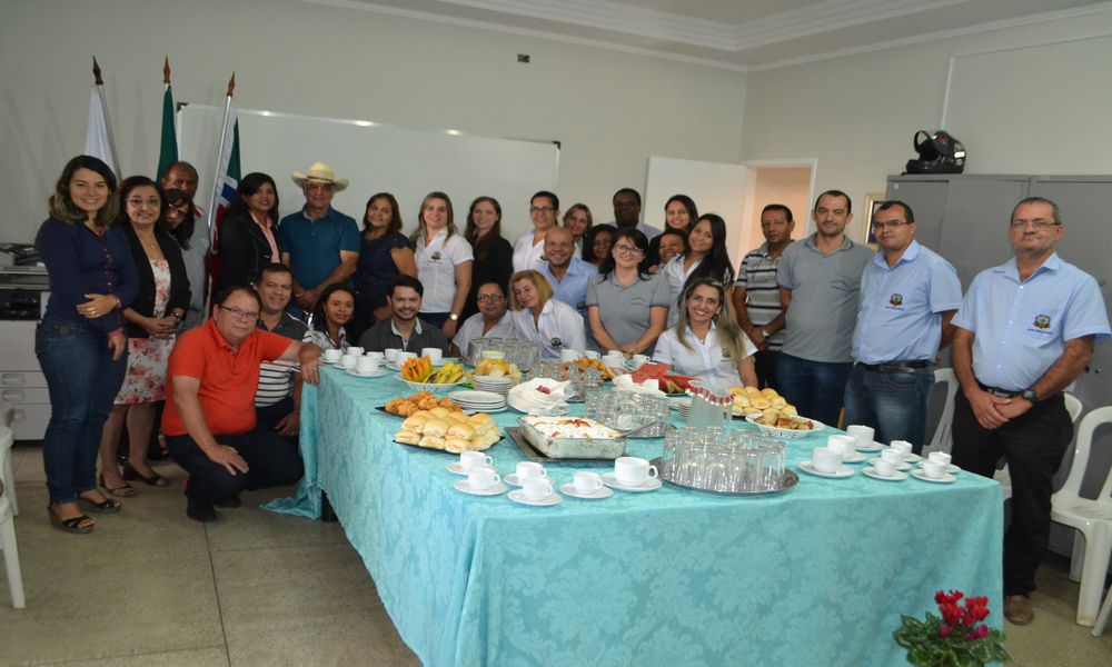 Prefeito é homenageado com festa surpresa feita pela Secretaria Municipal de Educação