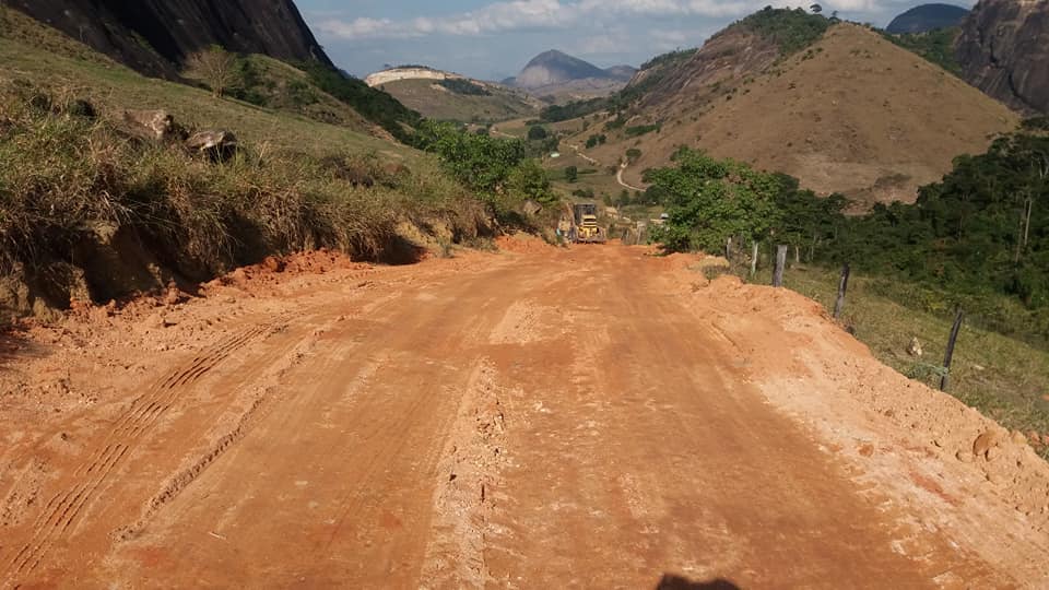 Prefeitura realiza reabertura de estradas e patrolamento no Córrego Monte Belo 