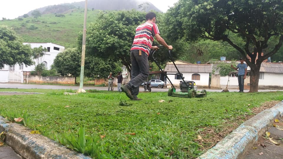 Prefeitura realiza manutenção na praça Antônio Egídio Bragança, no Bairro dos Operários
