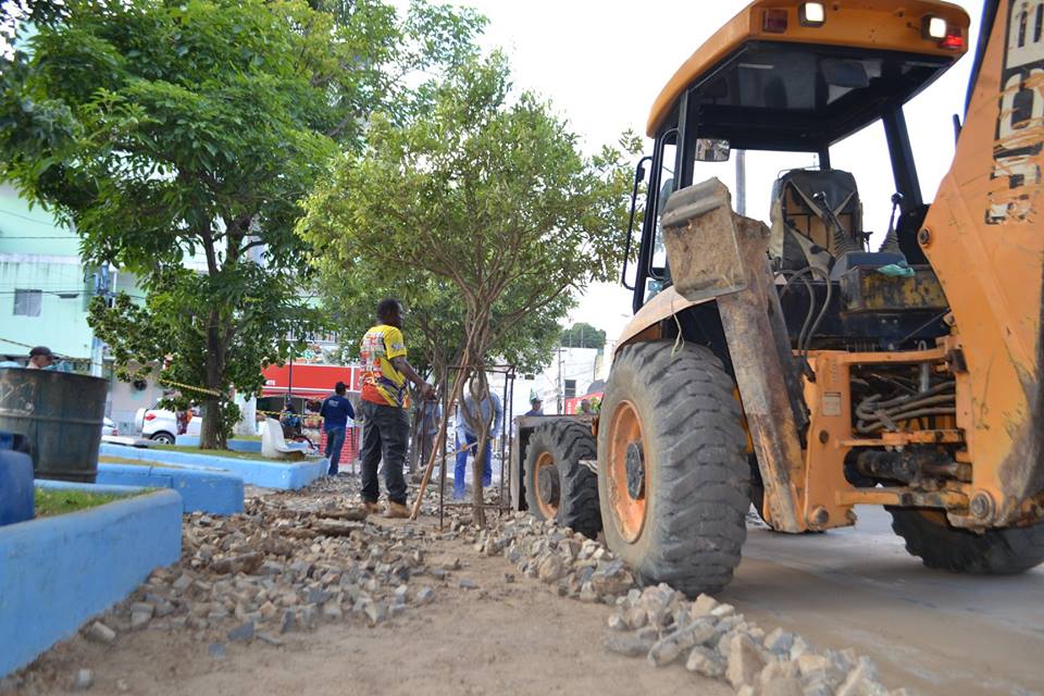 Prefeitura de Mantena inicia construção de calçada na Praça da Matriz