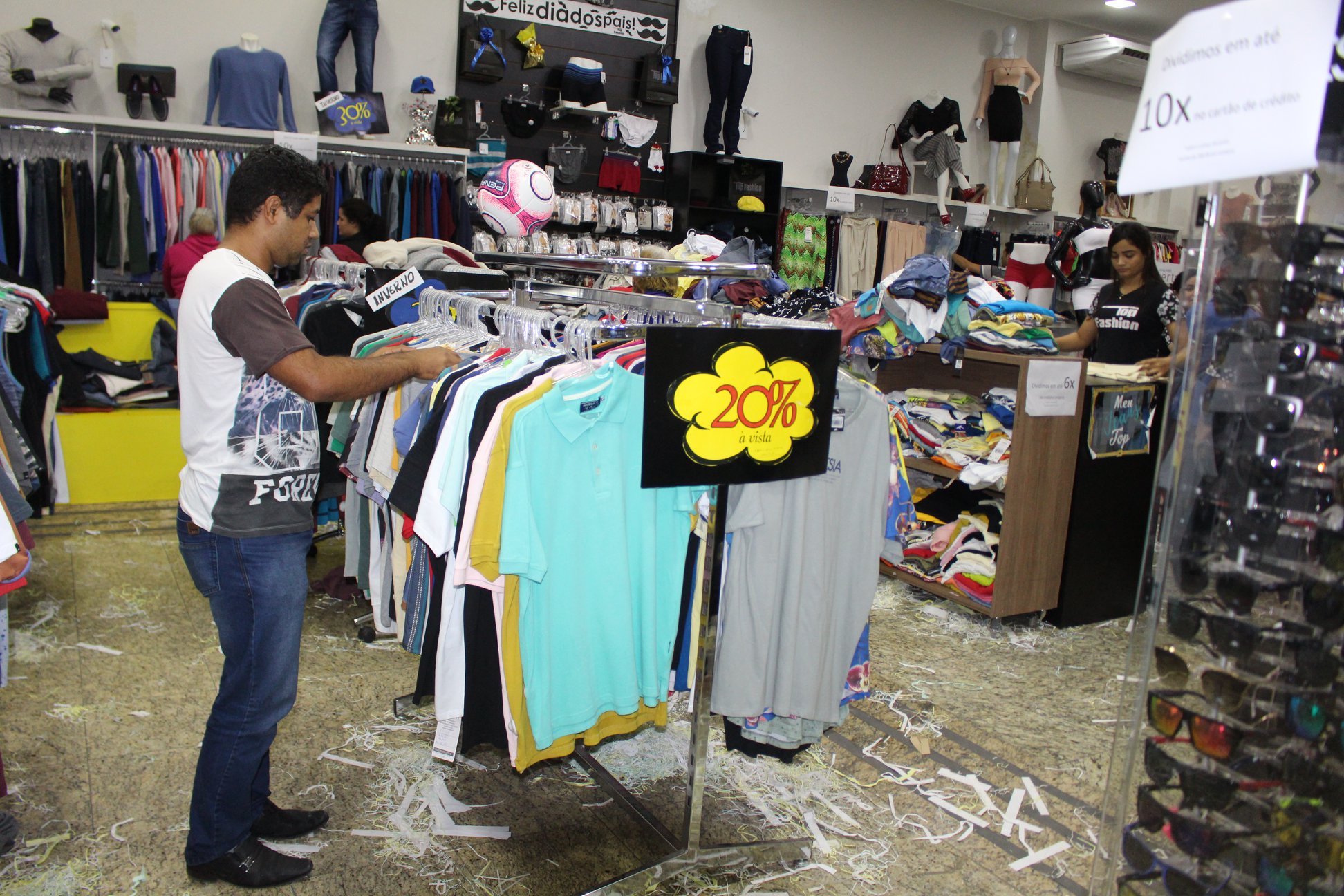 Com descontos de até 80%, Black Night movimentou o comércio de Mantena