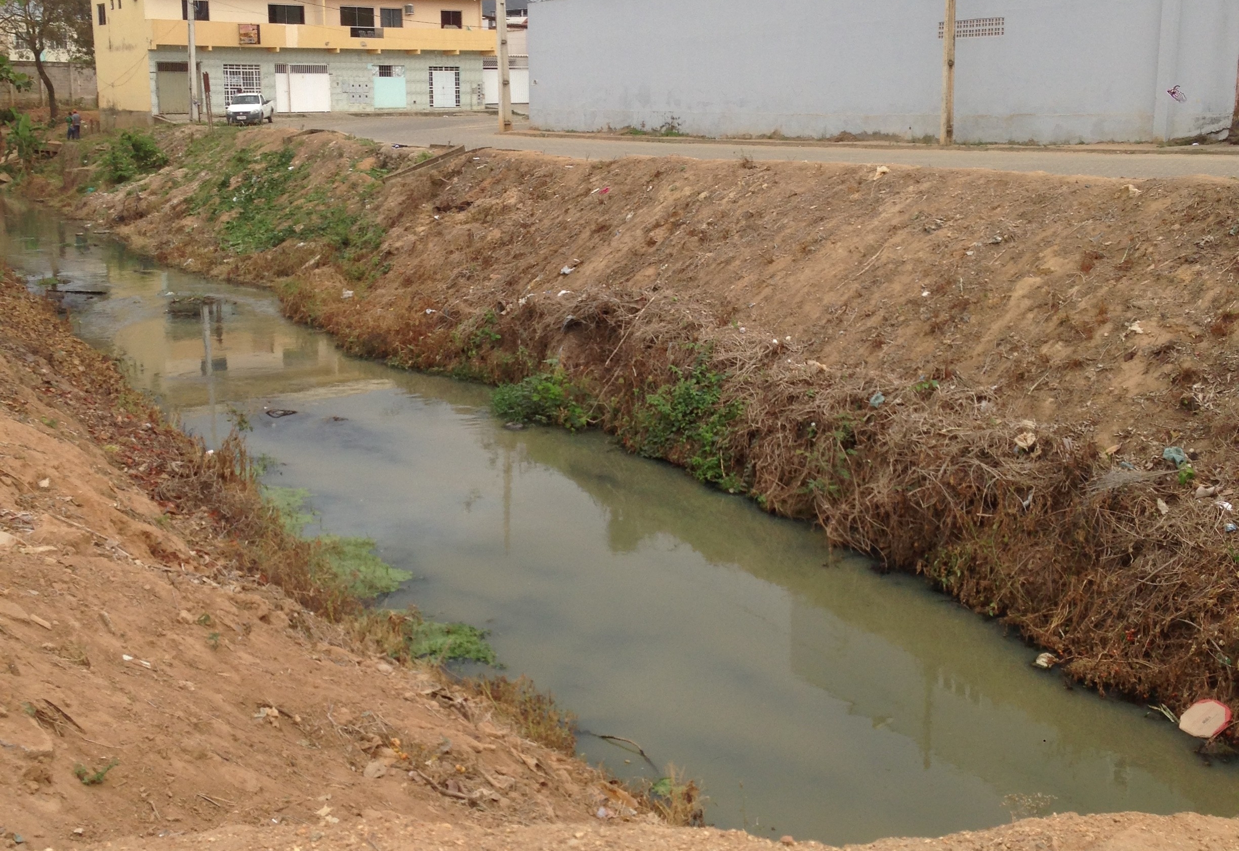 Prefeitura de Mantena realiza limpeza às margens do Rio São Francisco