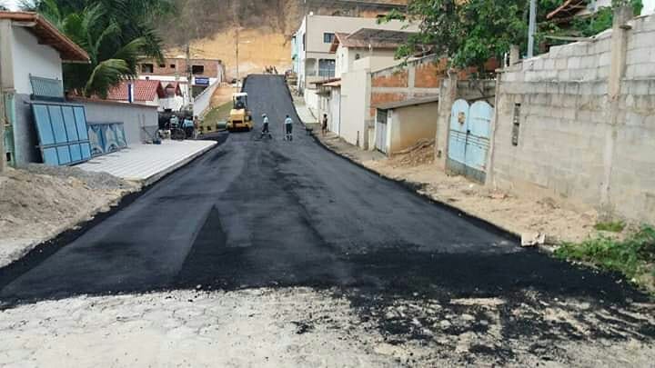 Prefeitura de Mantena informa sobre paralisação temporária de asfaltamento de ruas devido ao mau tempo