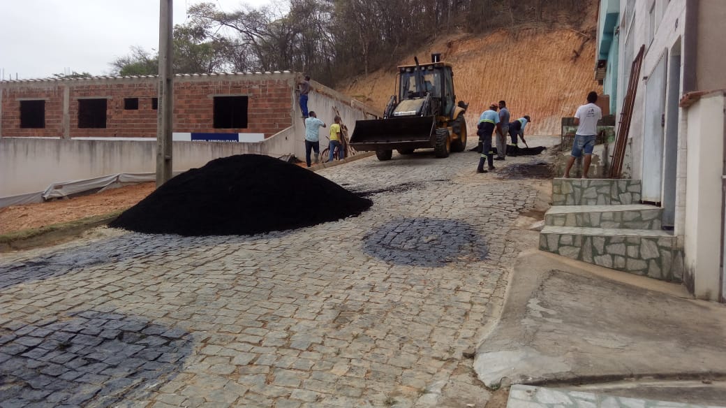 Asfaltamento da via que dá acesso a APAE em Mantena ACONTECENDO! Prefeitura Trabalhando. Confira!