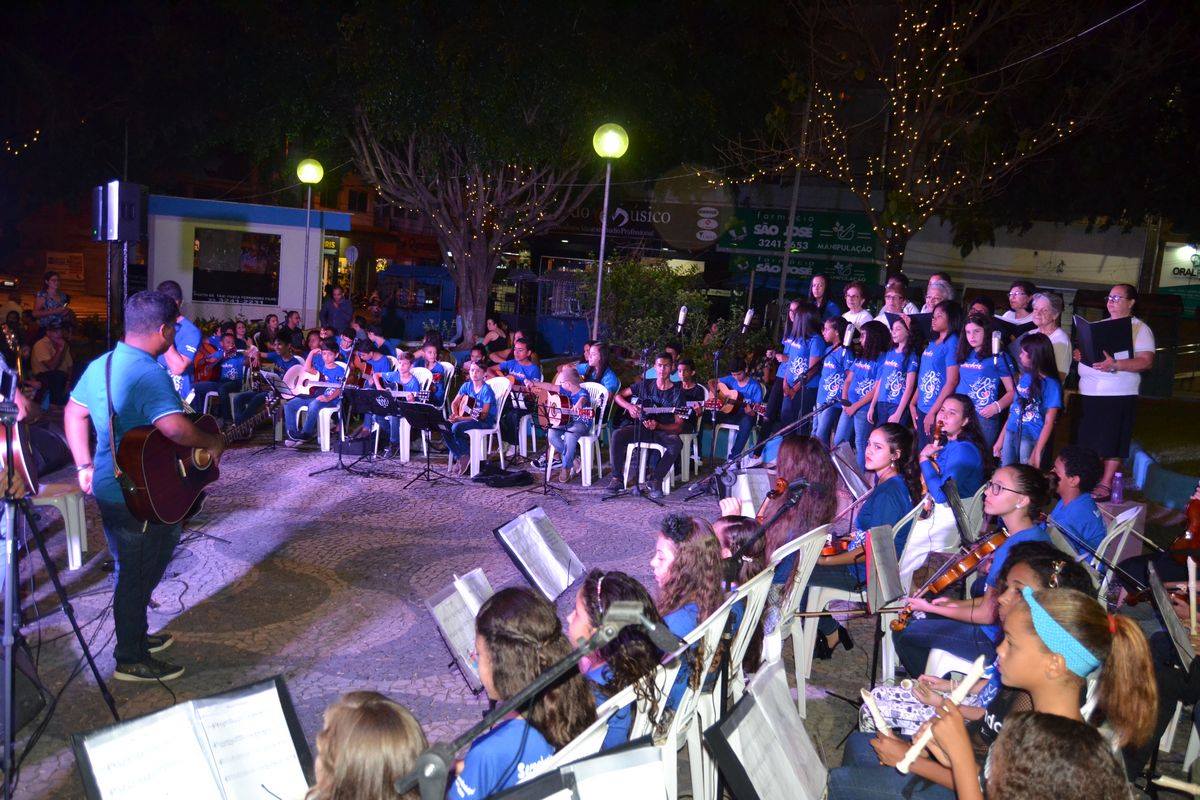 Apresentações do Natal na Praça encantou o público