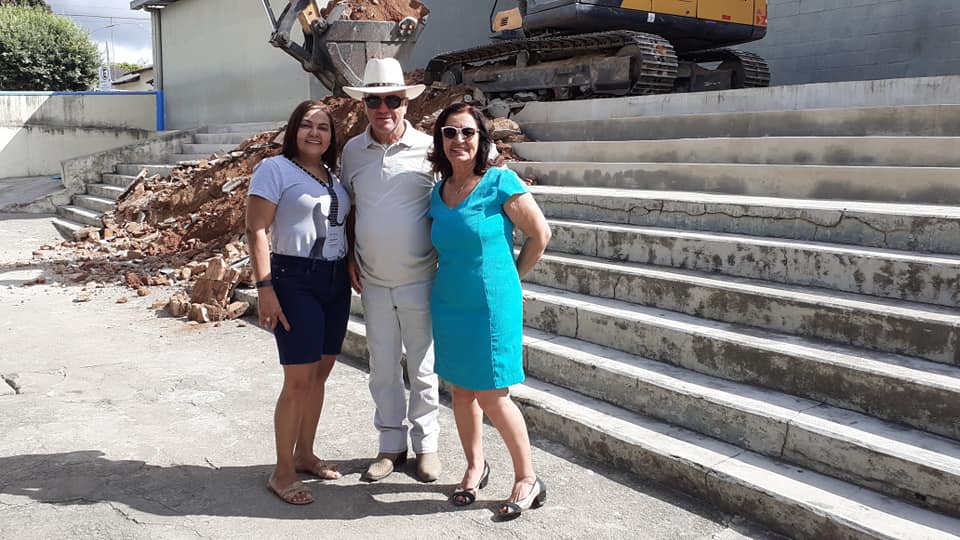 Prefeitura faz demolição de escadaria na Escola Antônio Carlos