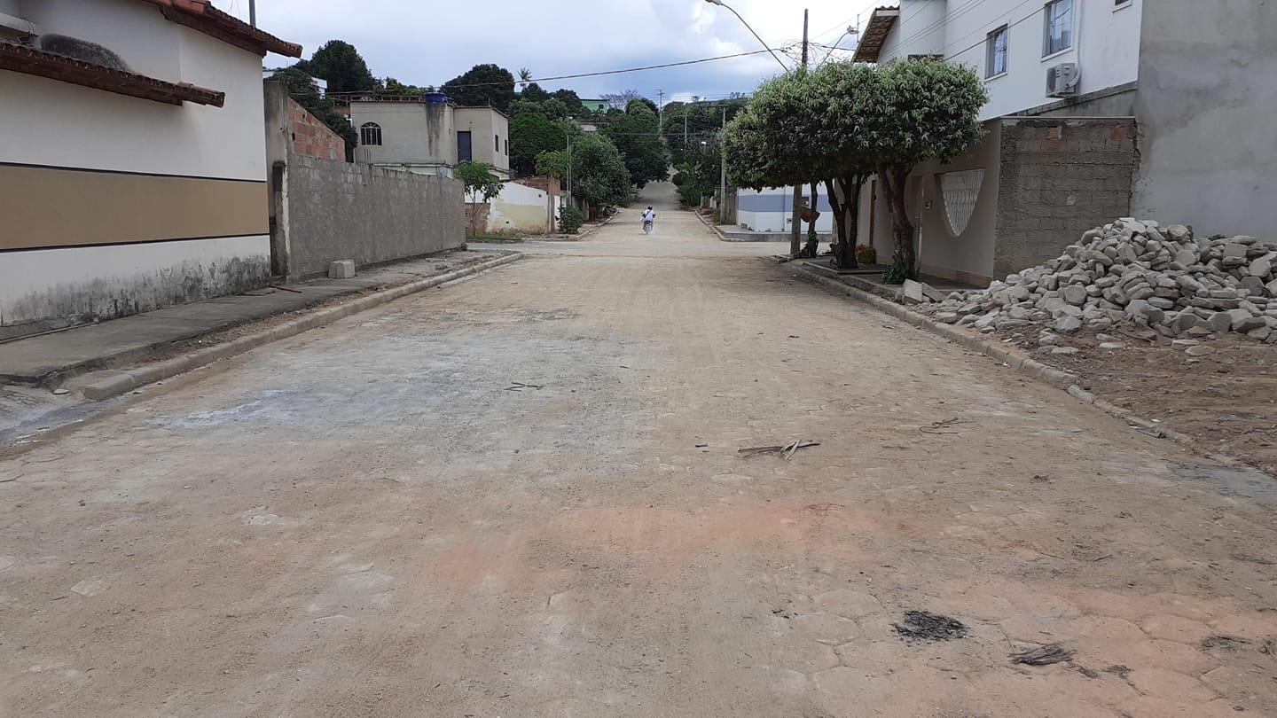 Prefeitura entrega pavimentação da Rua Arino Pereira Alvim no Bairro Santos Prates I