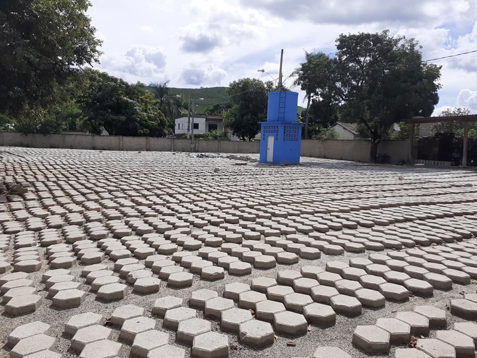 Fabricação de bloquetes para pavimentação de ruas segue a todo vapor