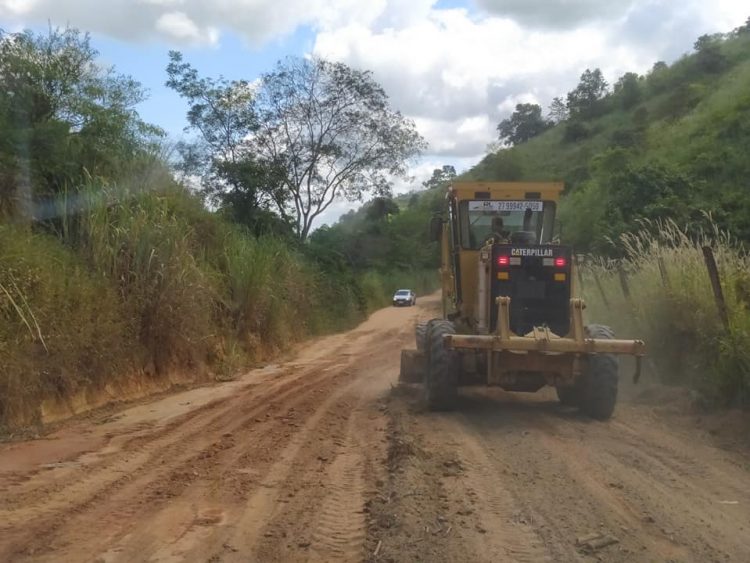 Prefeitura segue na recuperação de estradas vicinais do município