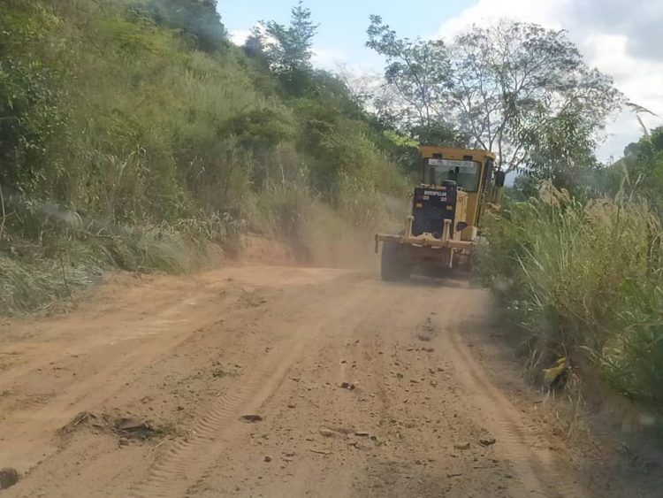 Prefeitura segue na recuperação de estradas vicinais do município