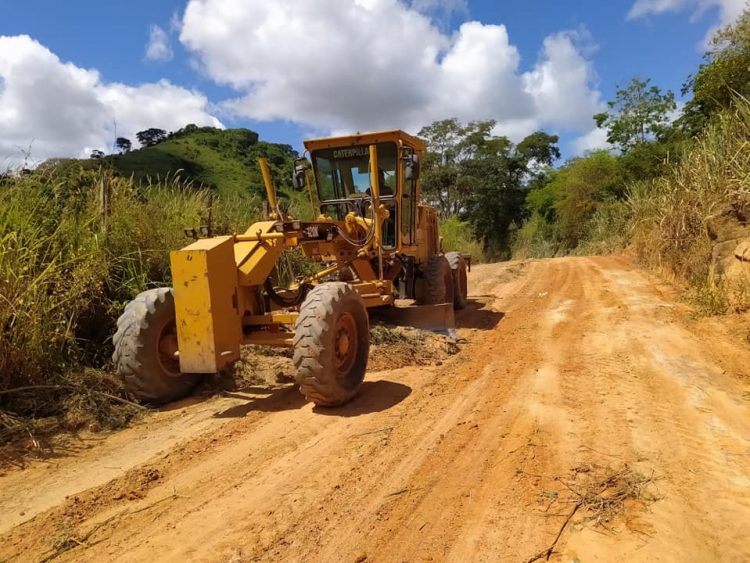 Prefeitura segue na recuperação de estradas vicinais do município