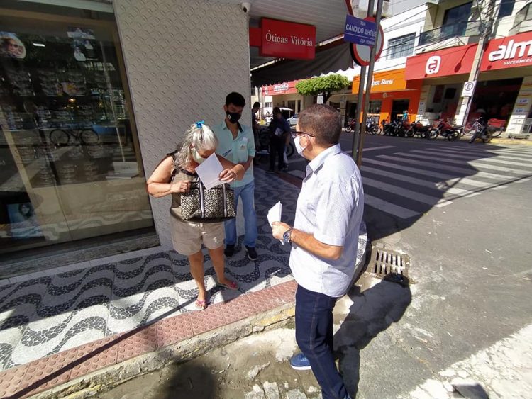 Prefeitura, CDL e empresários promovem ação de conscientização sobre a Covid-19 no comércio