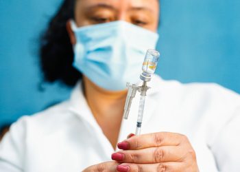 Imunização contra covid-19 só é efetiva após as duas doses da vacina