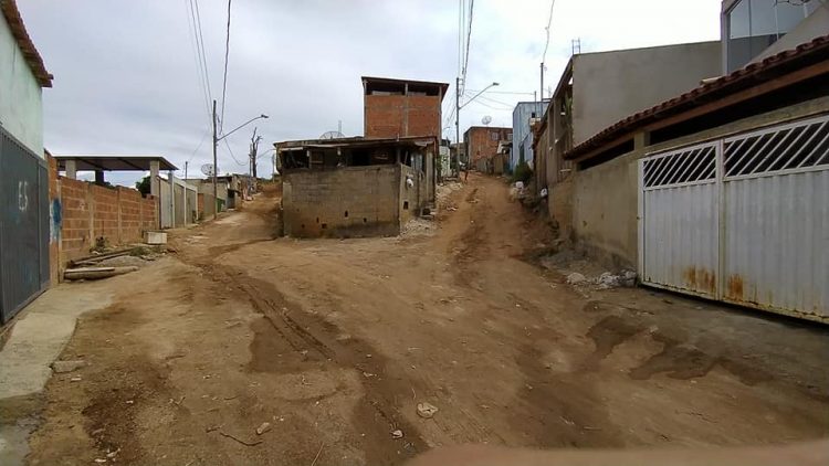 Prefeitura realiza mutirão de limpeza e melhorias em ruas do Bairro Prefeito Joel Garcia
