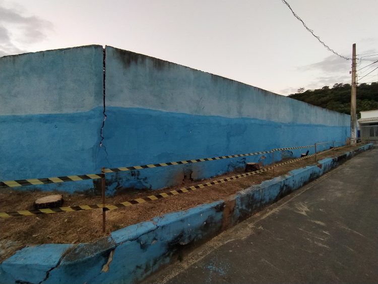 Prefeitura inicia reconstrução de muro no cemitério do centro