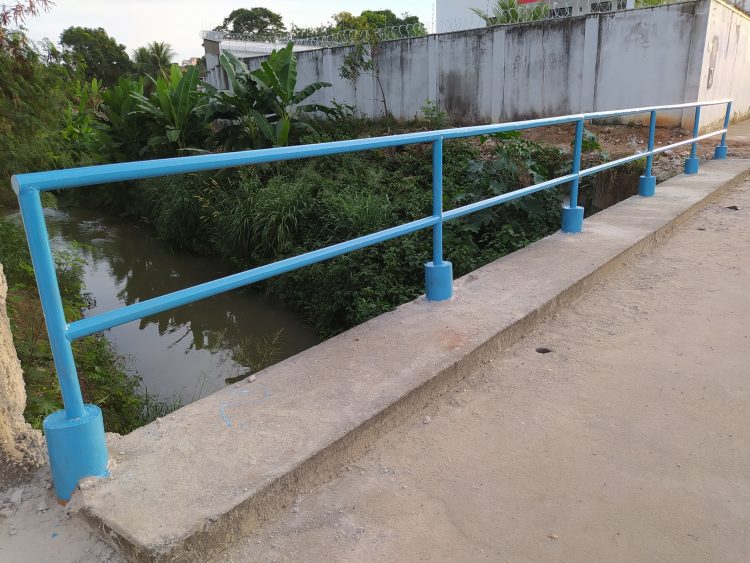 Prefeitura instala guarda-corpo em ponte da Rua Brás Torres