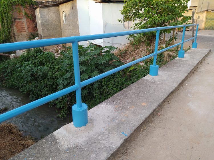 Prefeitura instala guarda-corpo em ponte da Rua Brás Torres