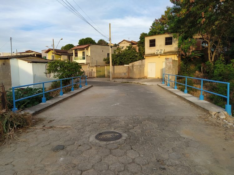 Prefeitura instala guarda-corpo em ponte da Rua Brás Torres