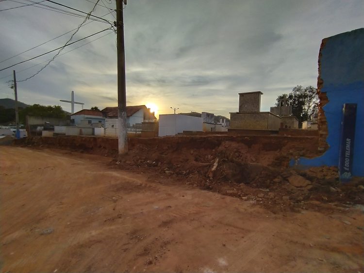 Prefeitura inicia reconstrução de muro no cemitério do centro