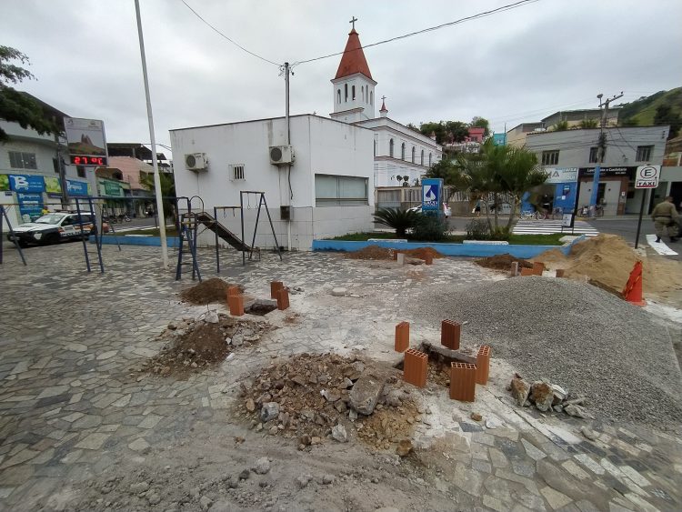 Prefeitura inicia construção de ponto de táxi na Praça Frei Paulo