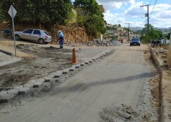 Prefeitura realiza operação tapa-buracos na rua Pedro Venâncio