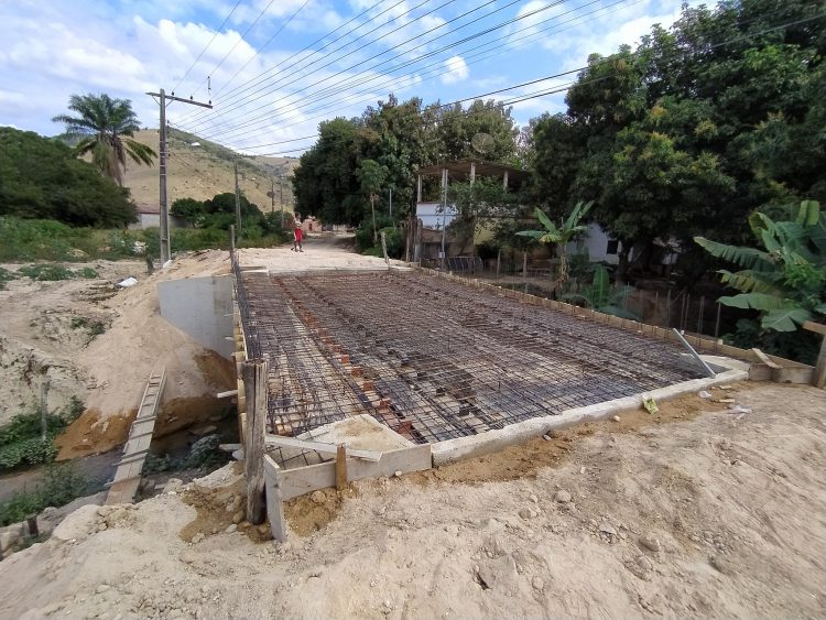 Prefeito João Rufino acompanha fase de concretagem da nova ponte no bairro Vila Nova
