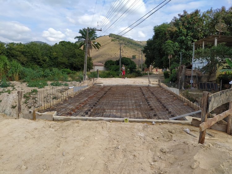 Prefeito João Rufino acompanha fase de concretagem da nova ponte no bairro Vila Nova