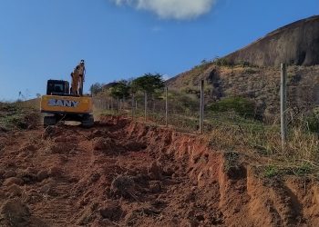 Prefeitura inicia construção de estrada de acesso à Pedra do Emiliano